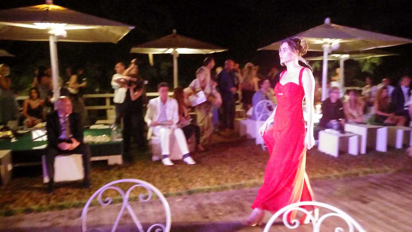 Evento World Top Model vestiti da cerimonia donna sfilata abiti con modelle - location Profumo Spazio Sensoriale a Roma - Vestire una ragazza di rosso