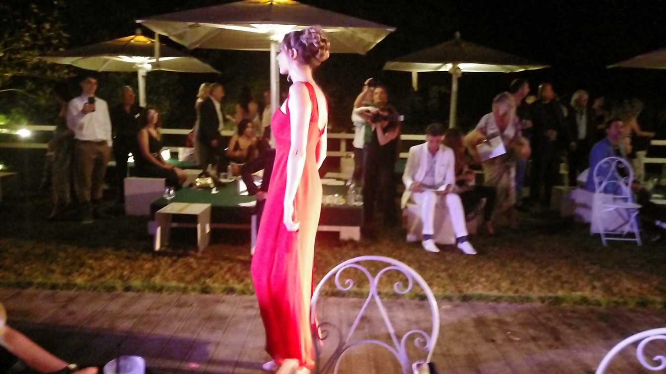 Stilista presenta vestiti da cerimonia donna a Roma - Evento Elins moda - foto abito ragazza in rosso