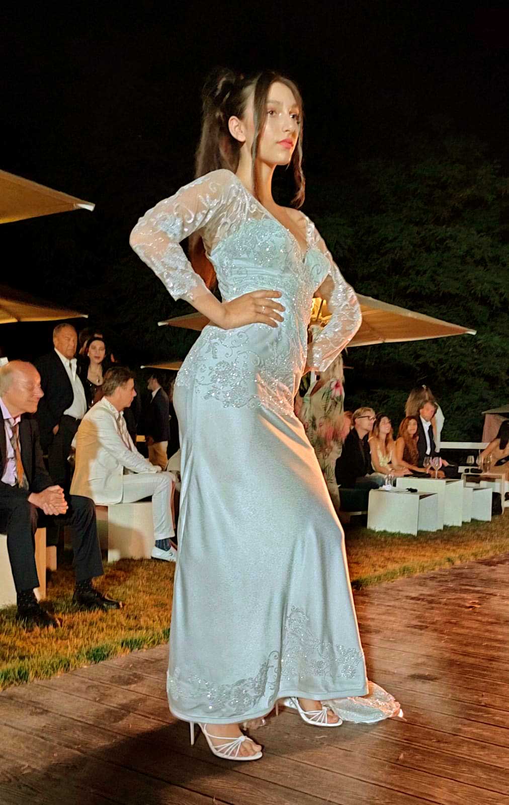 Stilista presenta vestiti da cerimonia donna a Roma evento Elins moda vestire ragazze eleganti in color grigio - azzurro