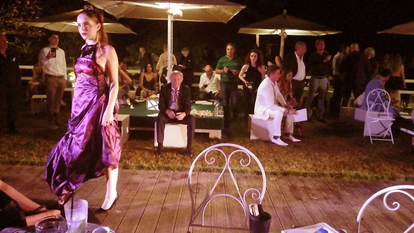 sfilata abiti con modelle - location Profumo Spazio Sensoriale - vestito femminile in viola lilla ragazza in cerimonia elegante