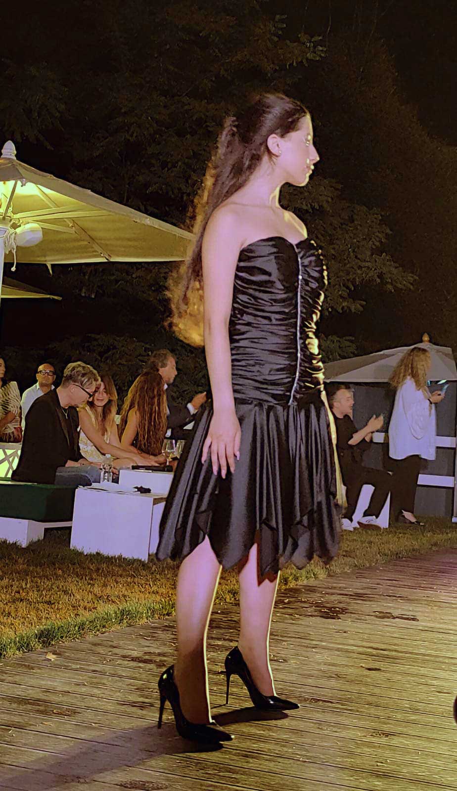 Stilista presenta vestiti da cerimonia donna Elins moda - Profumo Spazio Sensoriale - donna abito in nero elegante