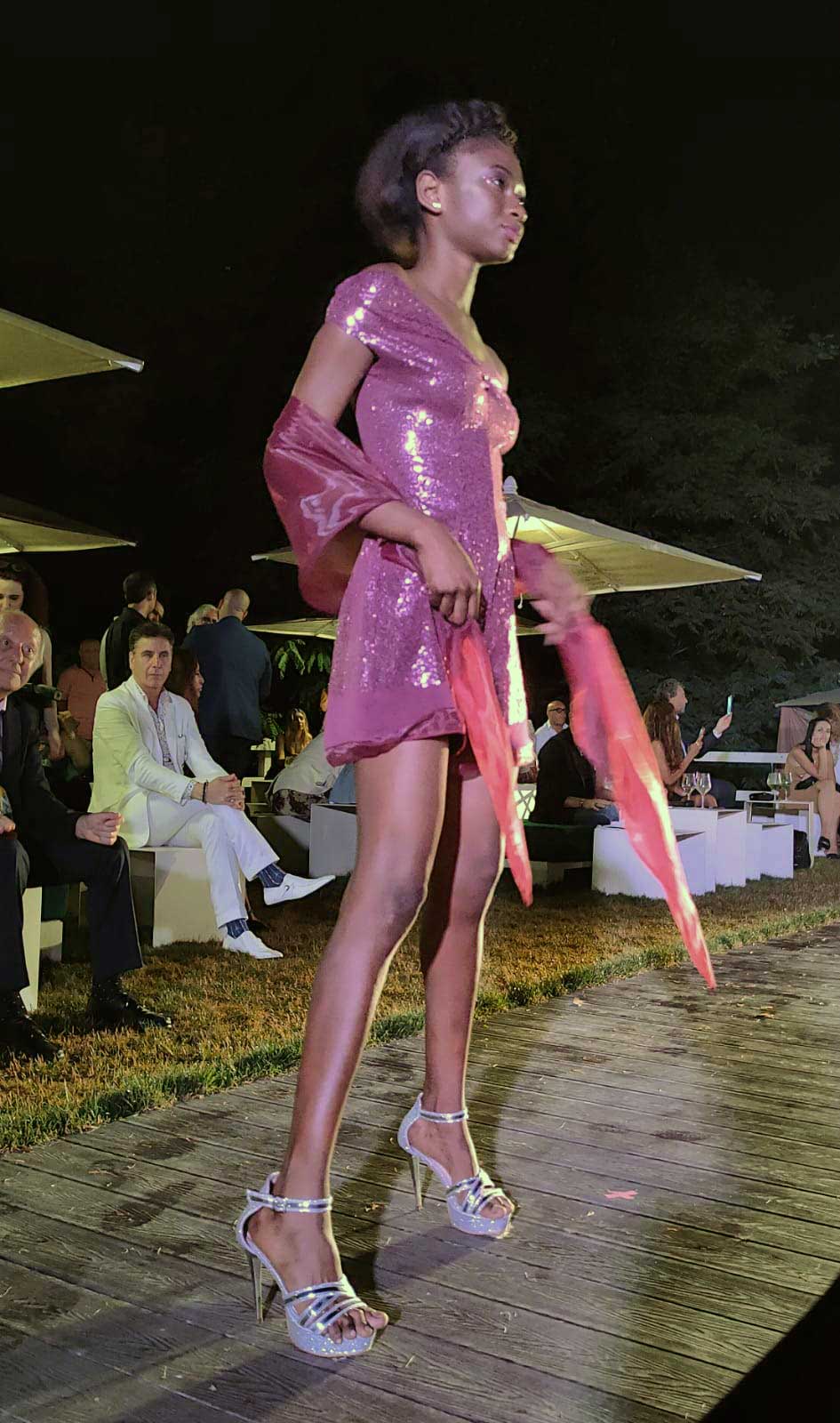 World Top Model Roma - sfilata abiti da Profumo - Elins Moda vestiti da cerimonia donna - modella di colore elegante in viola lilla