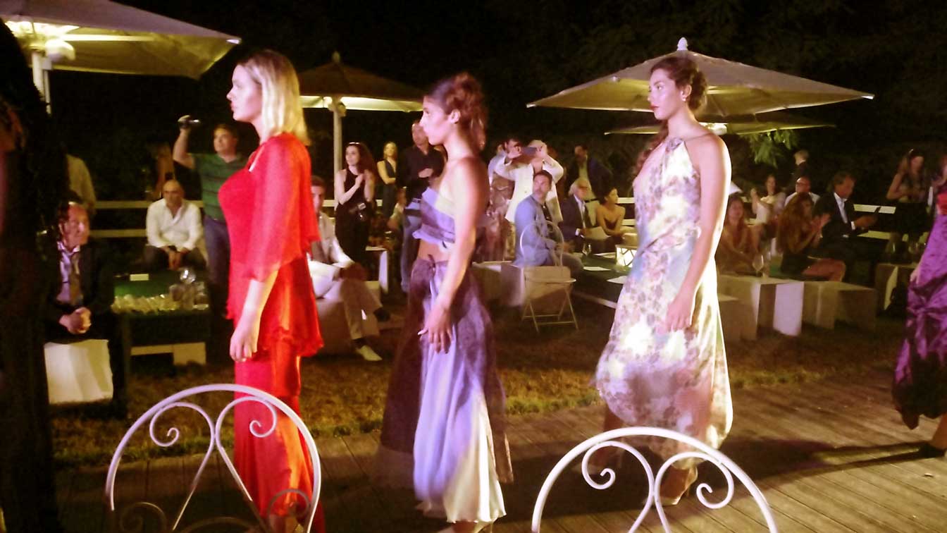 Profumo Spazio Sensoriale - sfilata abiti modelle in passerella - vestiti da cerimonia donna Elins Moda a Roma
