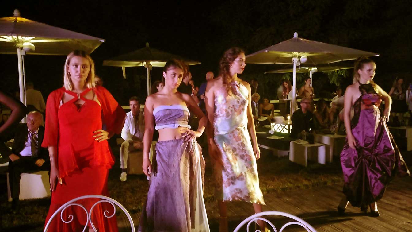 World Top Model Roma - sfilata abiti da Profumo - Elins Moda - ragazze sfilano con gli abiti Elins