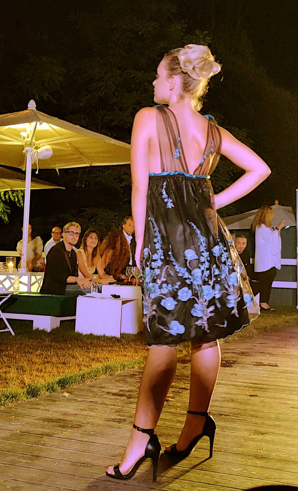 Sfilata abiti evento Elins Moda vestiti da cerimonia donna abbigliamento femminile a Roma foto ragazza in abito scuro con fiori in azzurro