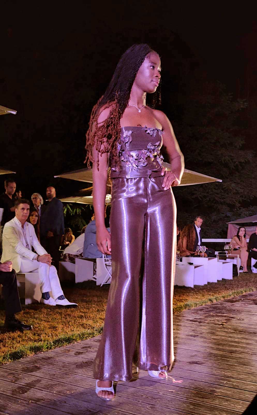 Sfilata abiti evento Elins moda vestiti da cerimonia donna a Roma - vestire ragazza abito elegante in viola lilla - foto modella di colore
